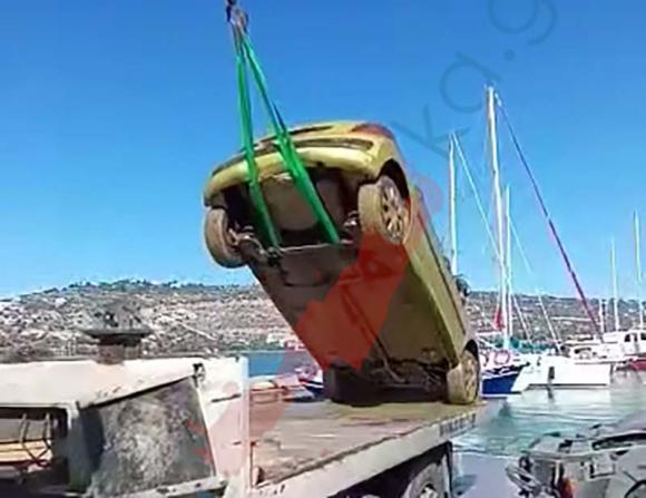 ΒΙΝΤΕΟ | Κλεμμένο αυτοκίνητο ανασύρθηκε από τον βυθό του λιμανιού της Σούδας