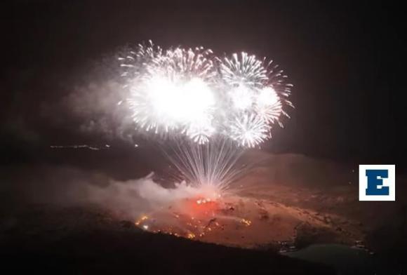 Σαντορίνη  Εντυπωσιακές εικόνες από την αναπαράσταση της έκρηξης του ηφαιστείου