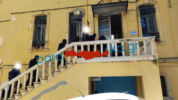 ΦΩΤΟ | Ενώπιον του Εισαγγελέα οι συλληφθέντες στην Κίσσαμο