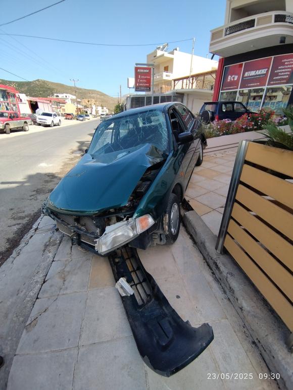 ΦΩΤΟ | Σφοδρή σύγκρουση αυτοκινήτων στην Κίσσαμο