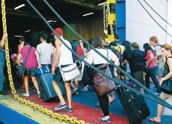 Σε εξέλιξη η έξοδος των εκδρομέων… Σχεδόν 100% πληρότητα πλοίων και αεροπλάνων για την Κρήτη