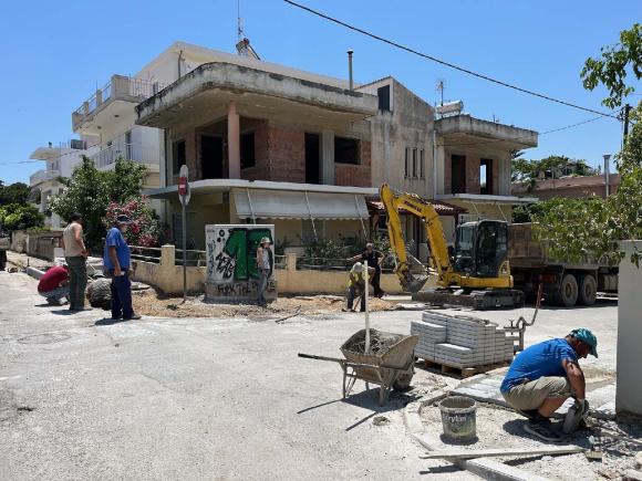 Συνεχίζονται οι παρεμβάσεις σε πεζοδρόμια των Χανίων