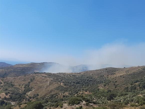 ΦΩΤΟ | Κινητοποίηση της Πυροσβεστικής για μεγάλη πυρκαγιά στο Σέλινο
