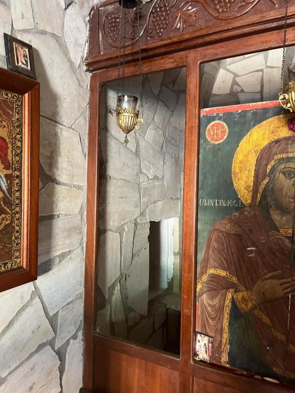 ΦΩΤΟ | Πήραν την εικόνα του Προφήτη Ηλία από το εκκλησάκι στα Φαλάσαρνα