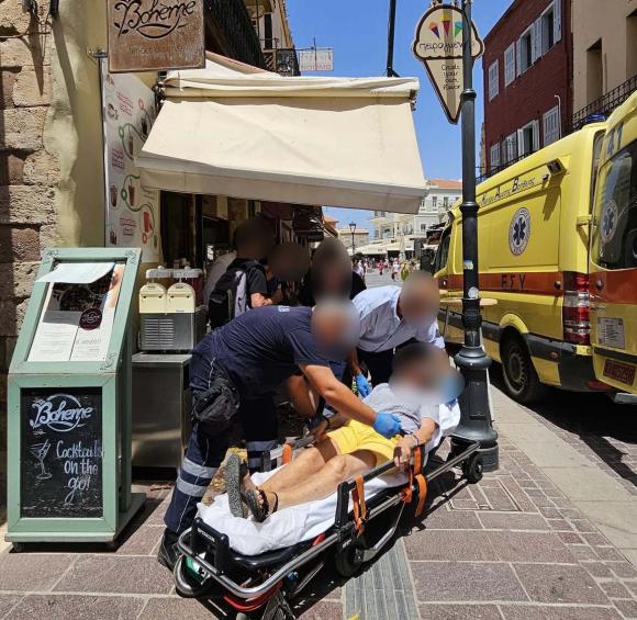 ΦΩΤΟ | Τουρίστρια τραυματίστηκε από γλάστρα στην παλιά πόλη των Χανίων. Πολλά τα προβλήματα από τους νοτιάδες