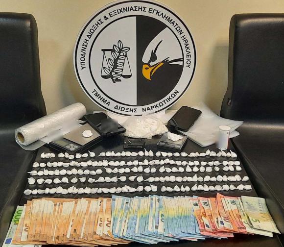 ΦΩΤΟ | Κυκλοφορούσε με το αυτοκίνητο για να μοιράσει την κοκαΐνη στους πελάτες
