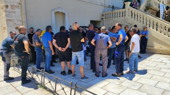 ΦΩΤΟ | Παράσταση διαμαρτυρίας για το ψηφιακό πελατολόγιο από τους μηχανικούς αυτοκινήτων και μηχανημάτων των Χανίων