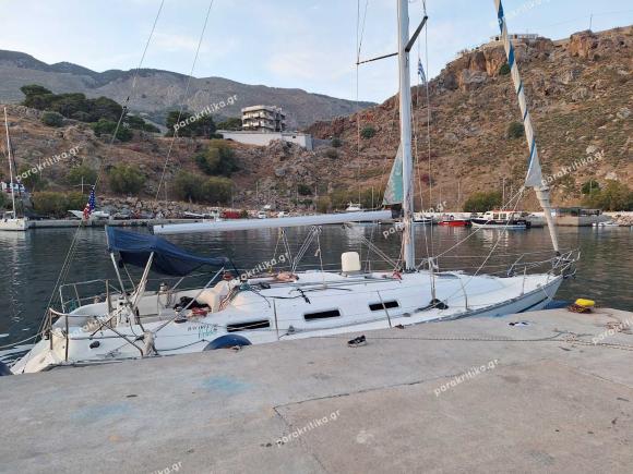 ΦΩΤΟ | Οικογένειες στην “καραβιά” που βγήκε στα Σφακιά. Τι προβληματίζει τις Λιμενικές Αρχές