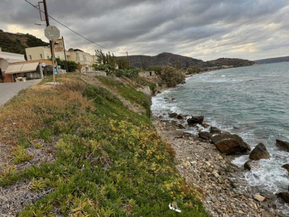 ΦΩΤΟ | Διάβρωση του παραλιακού κρηπιδώματος στο Βόλακα Καλυβών