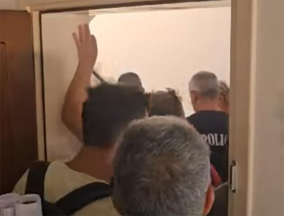 ΒΙΝΤΕΟ | Μέλη συνδικάτων απέτρεψαν το “πέταγμα” στο δρόμο από το σπίτι του ενός πατέρα με δύο παιδιά!
