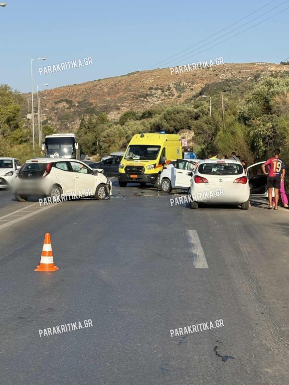 ΦΩΤΟ | Καραμπόλα τριών οχημάτων στο ΒΟΑΚ στα Μεγάλα Χωράφια, δύο γυναίκες τραυματίες