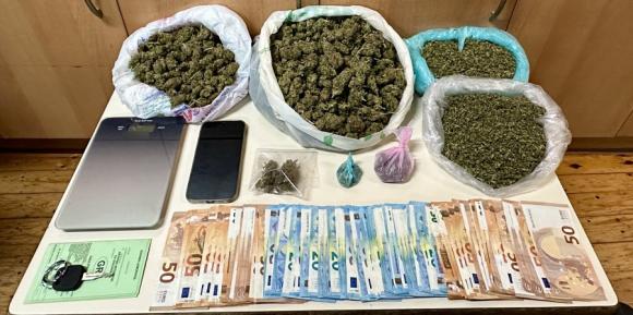 Τους επιασαν με ένα κιλό χασίς