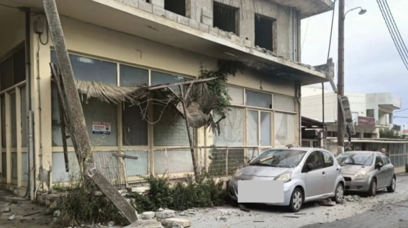 ΦΩΤΟ | Τμήμα οικοδομής έπεσε πάνω σε παρκαρισμένα αυτοκίνητα