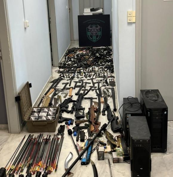 ΦΩΤΟ | 42χρονος προκαλούσε μέσω διαδικτύου την αστυνομία. Τι βρέθηκε στην έρευνα που έγινε