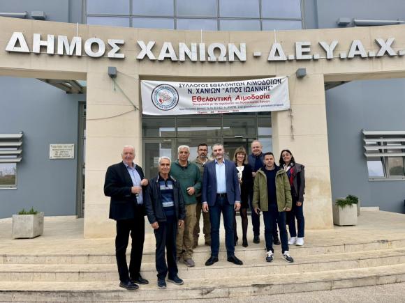 ΦΩΤΟ | Συνάντηση Χνάρη και μελών της Ν.Ε. του ΠΑΣΟΚ στη ΔΕΥΑ Χανίων