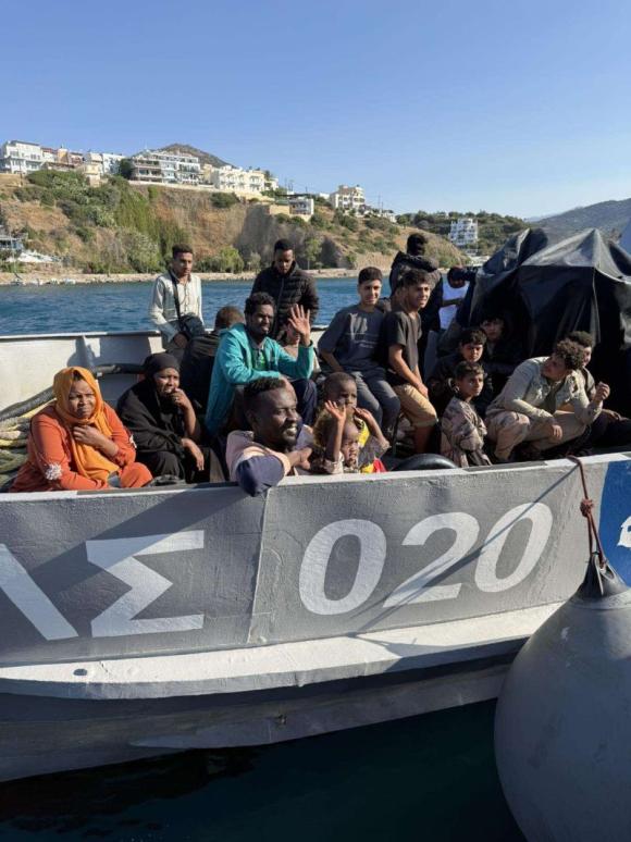 Στο γήπεδο του Τσεσμέ οι εκατοντάδες μετανάστες που έφτασαν στην Αγία Γαλήνη