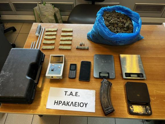 Χασίς, ζυγαριές και… ανιχνευτής μετάλλων στα σπίτια δύο συλληφθέντων