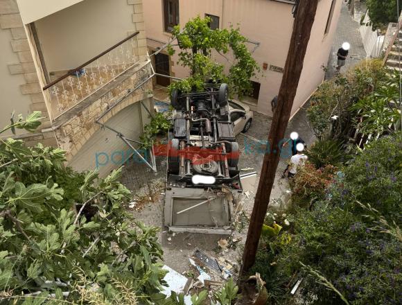 BINTEO κ’ ΦΩΤΟ | Τρόμος στον Πλατανιά! Φορτηγό έπεσε από ύψος και διέλυσε ΙΧ!