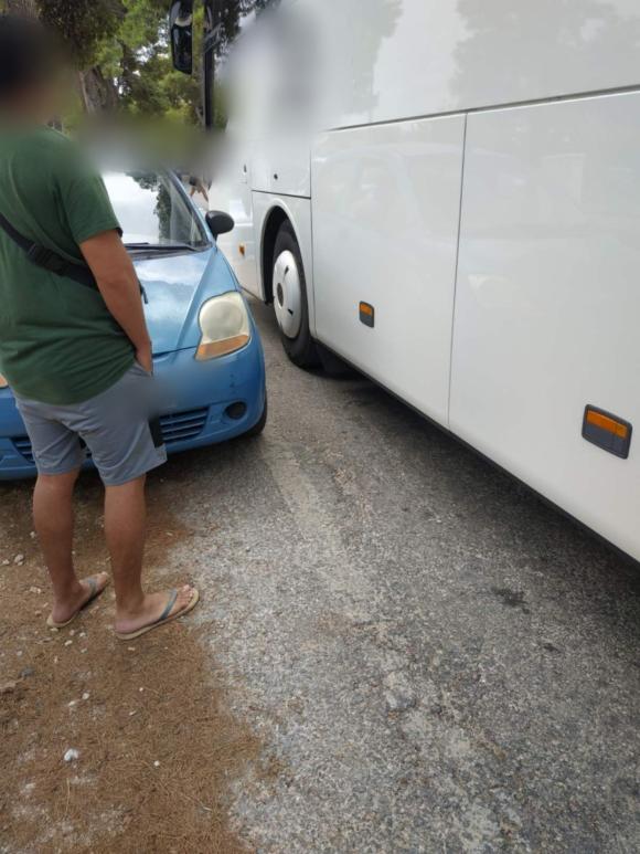 “Σε λίγο θα παρκάρουν μέσα στα σπίτια μας. Μας έχουν γραμμένους”! Στα όριά τους με τα τουριστικά λεωφορεία οι κάτοικοι στον Παζινό