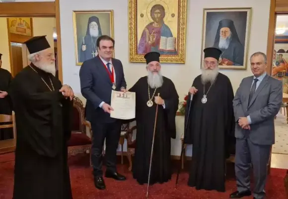 Ο Σταυρός των Αποστόλων Παύλου και Τίτου δόθηκε στον Υπουργό Οικονομικών