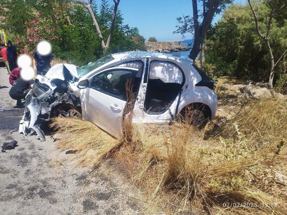 ΦΩΤΟ | Τρεις τραυματίες σε τροχαίο λίγο έξω από το Καστέλλι Κισσάμου