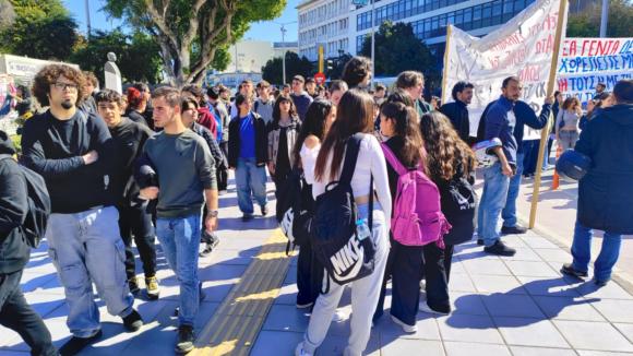 ΦΩΤΟ | Στο δρόμο και πάλι φοιτητές και μαθητές στα Χανιά