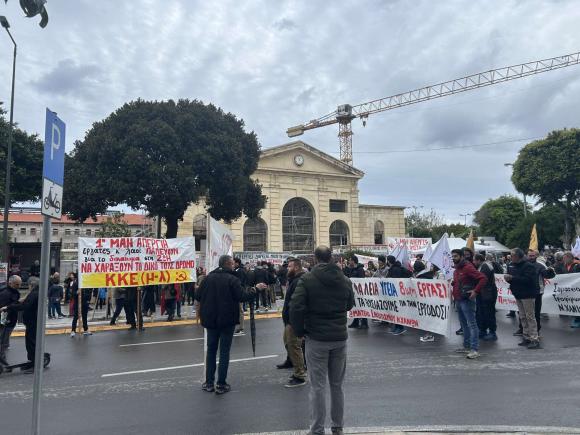 ΦΩΤΟ | Στους δρόμους για την Πρωτομαγιά οι εργαζόμενοι και στα Χανιά