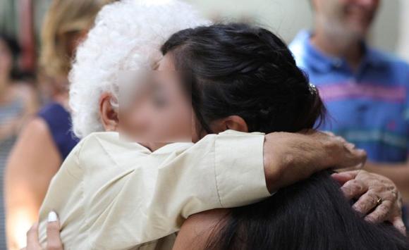 Αγκάλιαζαν περαστικούς στον δρόμο και τους έκλεβαν!