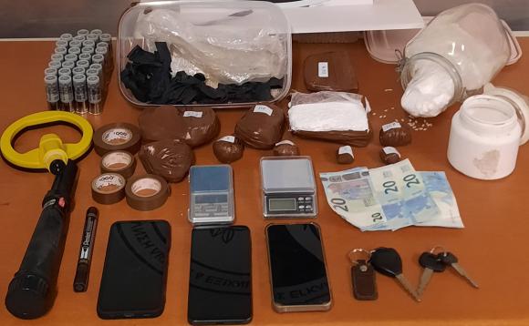 ΦΩΤΟ | Επ’ αυτοφώρω την ώρα που συσκεύαζαν πάνω από ένα κιλό κοκαΐνη!