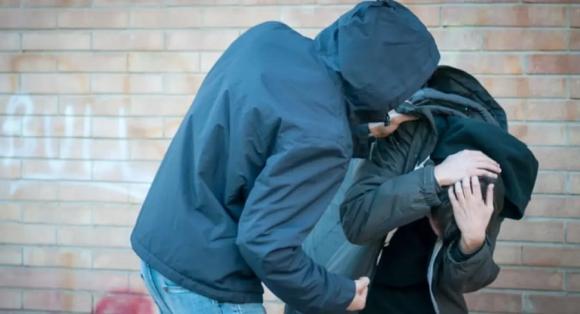 24χρονος συνελήφθη μετά από καταγγελία του 41 ετών συντρόφου του για βίαιη συμπεριφορά
