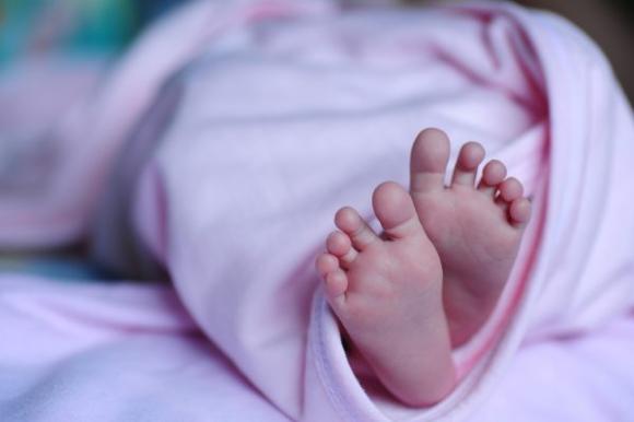 Σε καλή κατάσταση το νεογνό που πετάχτηκε από την μητέρα του σε κάδο απορριμμάτων