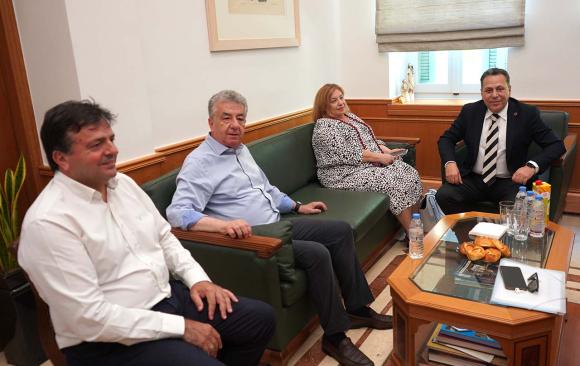 “Η Περιφέρεια Κρήτης θα συνεχίσει να στηρίζει το ΕΚΑΒ”. Συνάντηση Αρναουτάκη – Χαραλάμπους