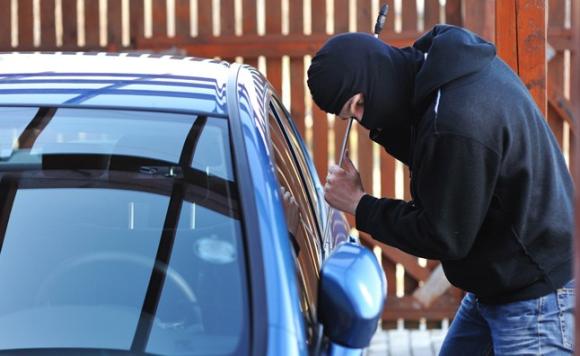 Εσπαγε τα τζάμια αυτοκινήτων για να κλέψει ότι βρει