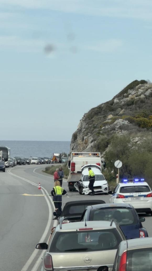 ΦΩΤΟ | Τροχαίο στον ΒΟΑΚ, στο ύψος του Γερανίου. Ενας τραυματίας