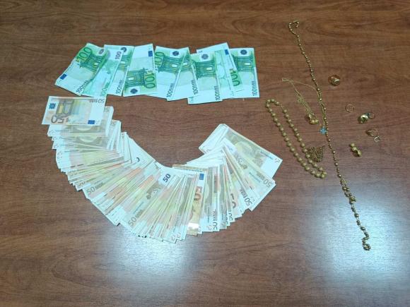 ΦΩΤΟ | Ξάφρισαν χρήματα και κοσμήματα άνω των 38.000 ευρώ! Προφασίζονταν τους λογιστές, μοιράζοντας επιδόματα!