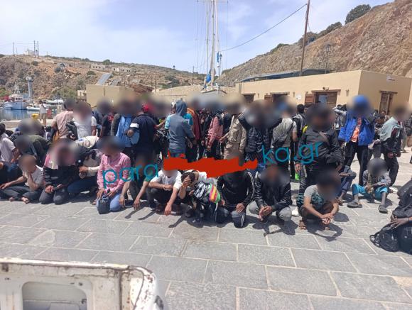 ΦΩΤΟ | Δεν πάει άλλο! Γέμισε αλλοδαπούς το λιμάνι στην Καραβέ!