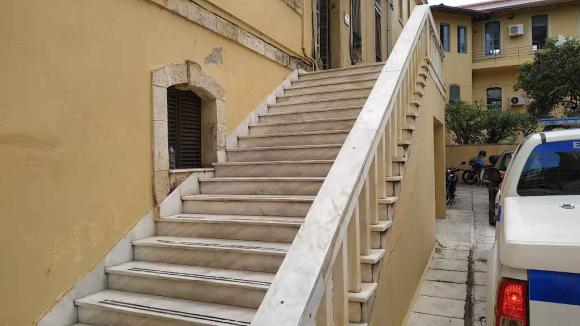 Πατέρας και θείος της έπαιρναν το μεροκάματο για να αγοράσουν ναρκωτικά!