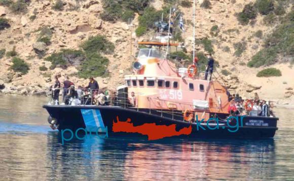ΦΩΤΟ | Η μία βάρκα πίσω από την άλλη στην Γαύδο! 170 άτομα μέσα σε λίγη ώρα στο νησί
