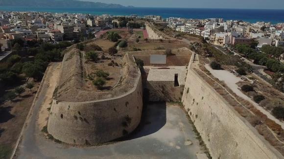 Νεκρή 42χρονη, έπεσε από τα ενετικά τείχη του Ηρακλείου