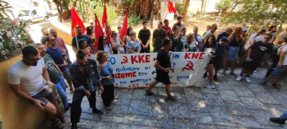 ΦΩΤΟ | Καταδίκες με αναστολή για την επίθεση στα γραφεία του ΚΚΕ