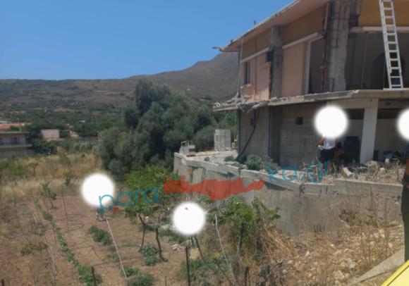ΦΩΤΟ | Τραγωδία στα Ροδωπού! Ένας νεκρός και ένας σοβαρά τραυματίας από πτώση μπαλκονιού