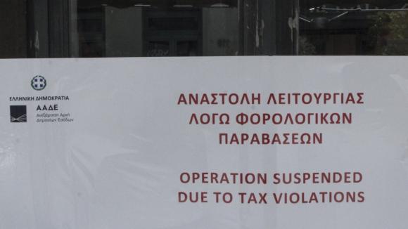“Απόβαση” της ΑΑΔΕ το τριήμερο, έκλεισαν καφέ στο Ενετικό Λιμάνι των Χανίων
