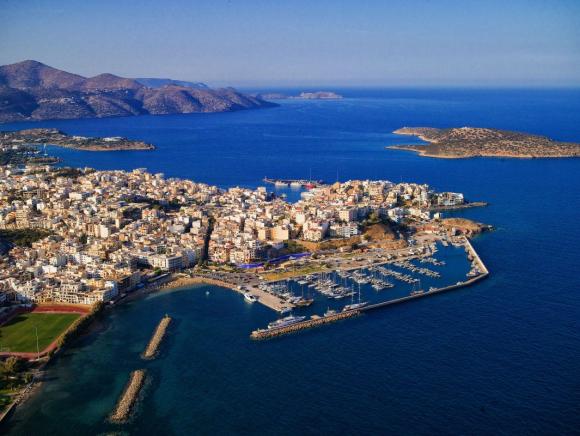 Τον χτύπησε και τον εγκατέλειψε στο λιμάνι του Αγ. Νικολάου