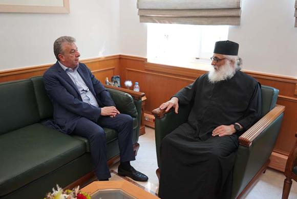 Ο Αρχιμανδρίτης της Ι.Μ. Σινά Πορφύριος Δίκαιος στον Περιφερειάρχη Κρήτης