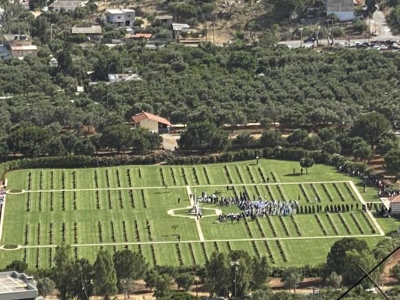 ΒΙΝΤΕΟ | Τα “Κόκκινα Βέλη” τίμησαν τους πεσόντες στη Μάχη της Κρήτης
