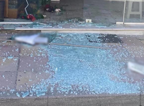 Εσπασαν τζαμαρία και πήραν το ταμείο από κομμωτήριο στα Χανιά