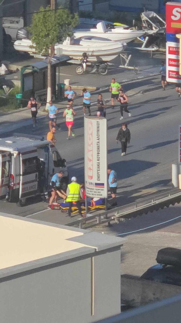 Απρόοπτο στο μαραθώνιο. 60χρονος δρομέας μεταφέρθηκε στο νοσοκομείο