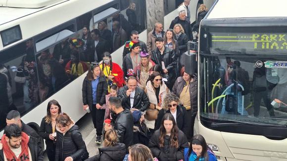 “Βούλιαξε” το ΚΤΕΛ από τους χιλιάδες επισκέπτες του καρναβαλιού