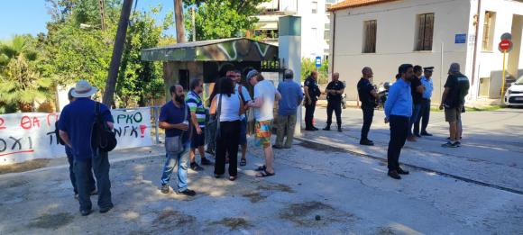 ΦΩΤΟ | Πρώτη ημέρα λειτουργίας του χώρου στάθμευσης με… “μπλόκο” στο πρώην στρατόπεδο Μαρκοπούλου