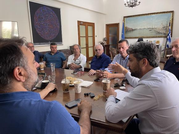 ΦΩΤΟ | Το λιμανάκι του Πλατανιά “εξαφανίζει” την παραλία στην Αγία Μαρίνα